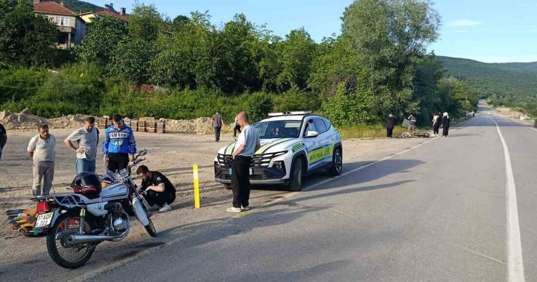 Kastamonu’nun Cide ilçesinde seyir halindeyken çarpışan motosikletlerden düşen 2 sürücü