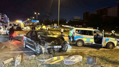 Kastamonu’da iki otomobilin çarpışması neticesinde meydana gelen kazada 4 kişi