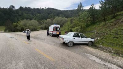 Kastamonu’nun Tosya ilçesinde otomobilin yoldan çıkarak yamaca çarptığı kazada 2
