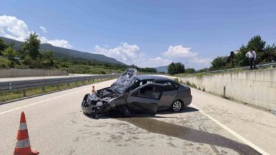 Kastamonu’nun Araç ilçesinde otomobilin istinat duvarına çarpması neticesine meydana gelen