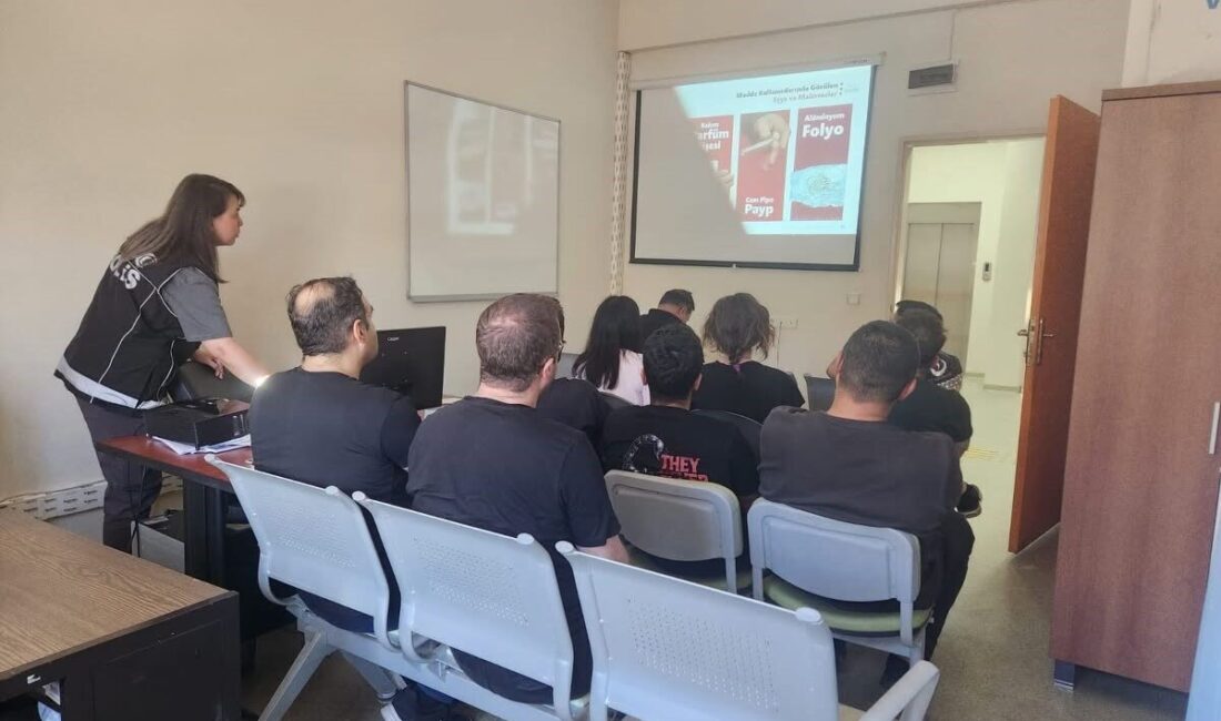 Erzincan’ın Kemaliye ilçesinde, uyuşturucuyla mücadele kapsamında vatandaşlara yönelik bilgilendirme faaliyeti