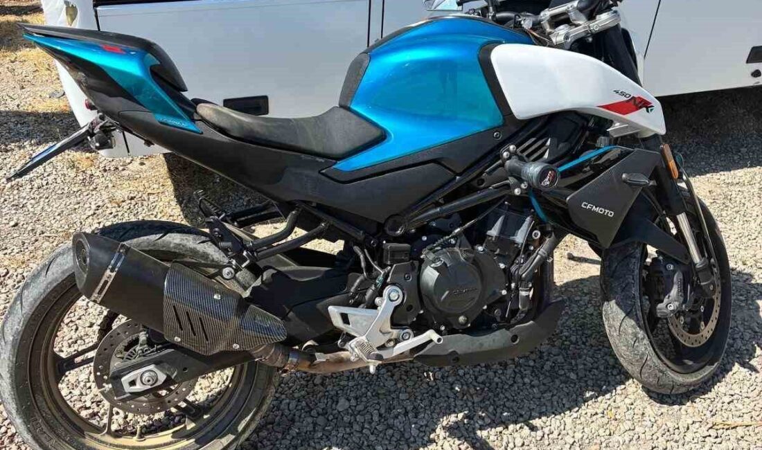 Kocaeli’nin Gölcük ilçesinde uygulama noktasında “dur” ihtarına uymayan motosiklet sürücüsünün