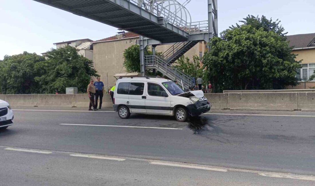 Kocaeli’nin Karamürsel ilçesinde hafif ticari aracın bir otomobile arkadan çarptığı