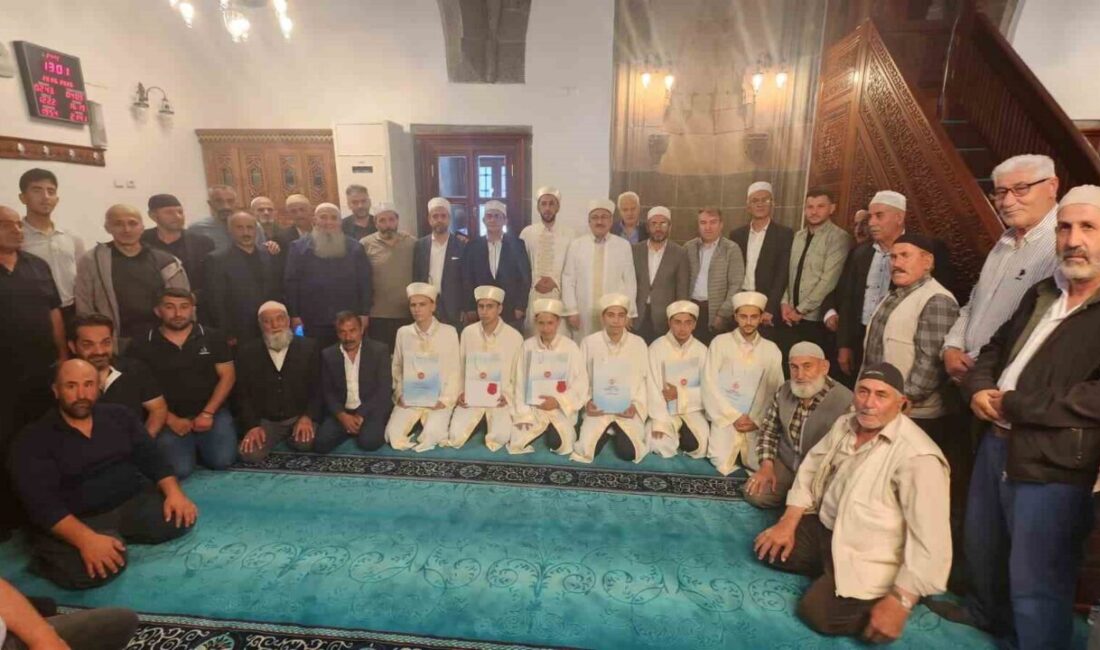 Erzurum’da tarihi Bakırcı Camii’nde hafızlık eğitimlerini tamamlayan 6 öğrenci için
