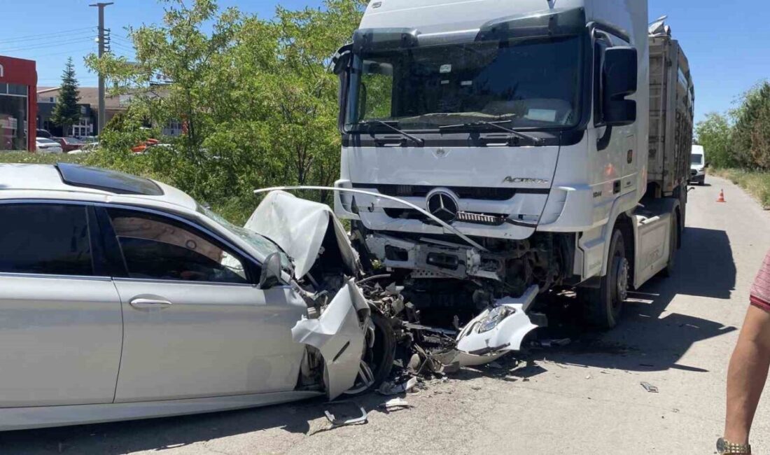 Sivas’ta sanayi sitesi içerisinde meydana gelen kazada lüks otomobil hurdaya