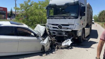 Sivas’ta sanayi sitesi içerisinde meydana gelen kazada lüks otomobil hurdaya