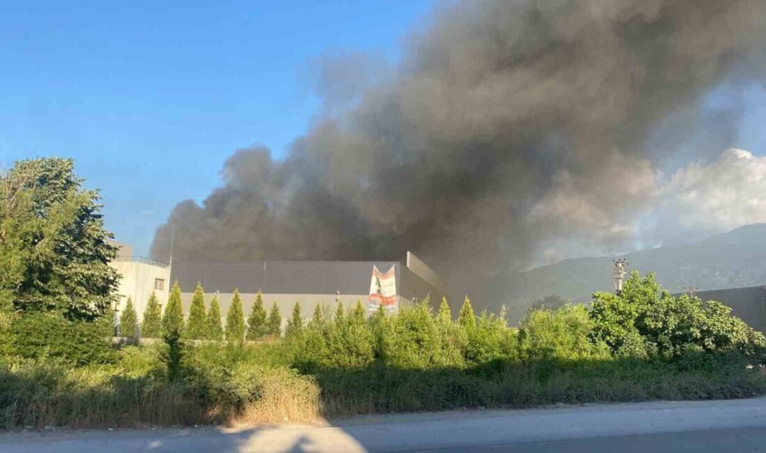 Kocaeli’de makine parçası üreten fabrikada çıkan yangın, itfaiye ekiplerinin müdahalesiyle