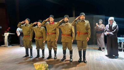 Erzurum’un Oltu ilçesindeki tiyatrocuların sahneye koyduğu “Medine Müdafaası” oyunu büyük