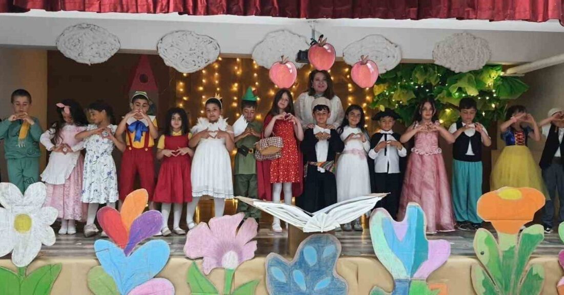 Erzincan’ın Tercan ilçesinde Mehmet Kutsi Begdeş İlkokulu öğrencileri, hazırladıkları “Gökten
