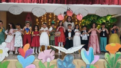 Erzincan’ın Tercan ilçesinde Mehmet Kutsi Begdeş İlkokulu öğrencileri, hazırladıkları “Gökten