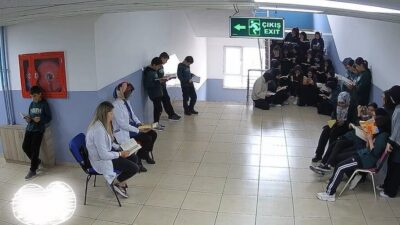 Erzincan’da bulunan Hoca Ahmet Yesevi İmam Hatip Ortaokulu öğretmenlerinin teneffüslerde