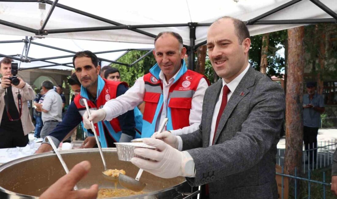 Erzurum’un Oltu ilçesinde Kaymakamı Mustafa Çelik, aşure dağıtımı programında vatandaşlarla