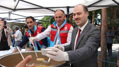 Erzurum’un Oltu ilçesinde Kaymakamı Mustafa Çelik, aşure dağıtımı programında vatandaşlarla
