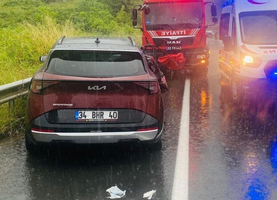 Ordu’nun Ünye ilçesinde sağanak nedeniyle kayganlaşan yolda 3 aracın karıştığı