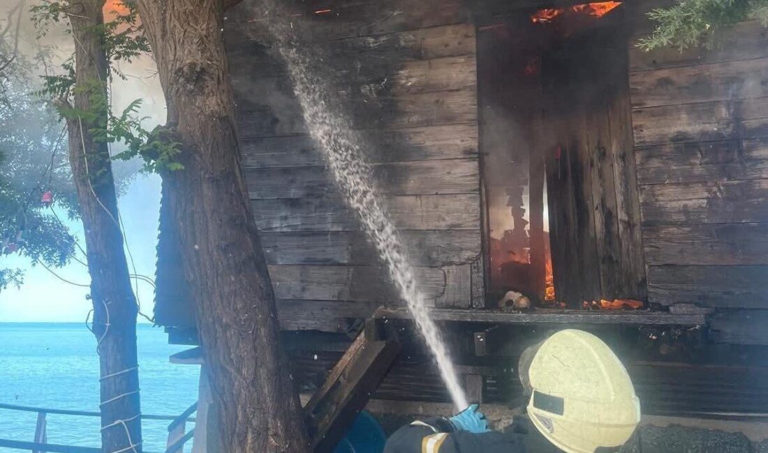 Ordu’da bir kafenin eklentisinde çıkan yangın, itfaiye ekipleri tarafından söndürüldü.