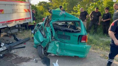 Ordu’nun Fatsa ilçesinde kontrolden çıkan minibüsün park halindeki araçlara çarpması