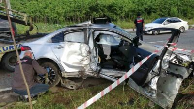 Ordu’nun Altınordu ilçesinde sürücüsünün kontrolünden çıkan otomobil, refüje çıkarak aydınlatma