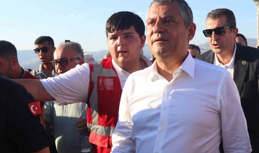 Cumhuriyet Halk Partisi (CHP) Meclis Grup Başkanı Özgür Özel, İzmir