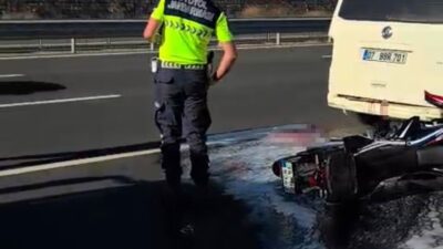 Kocaeli’nin İzmit ilçesi Kuzey Marmara Otoyolu’nda panelvana arkadan çarpan motosikletin