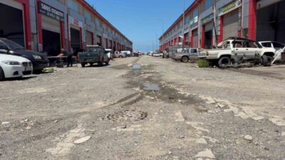Rize’nin Pazar ilçesindeki oto sanayi esnafı, Pazar Belediyesince yürütülen su