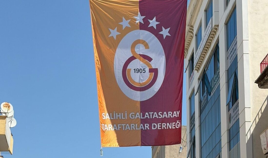 Süper Lig şampiyonu Galatasaray’ın dev beş yıldızlı bayrakları, Manisa’nın Salihli