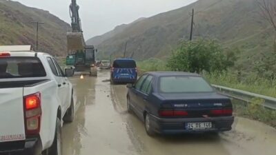 Erzincan-Kemah karayolunun 10. kilometresinde meydana gelen sel nedeniyle ulaşım bir