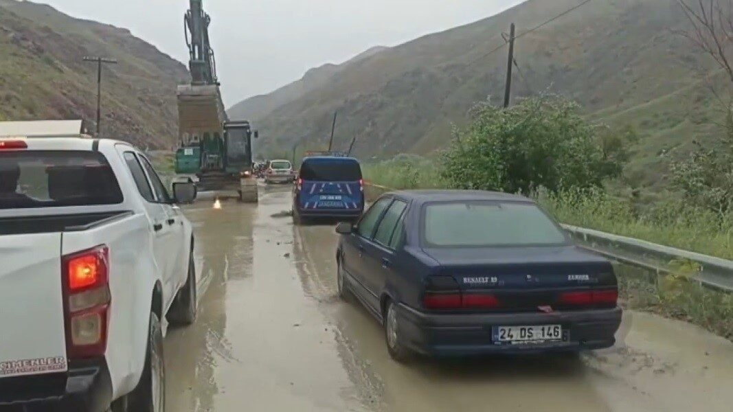 Erzincan-Kemah karayolunun 10. kilometresinde meydana gelen sel nedeniyle ulaşım bir