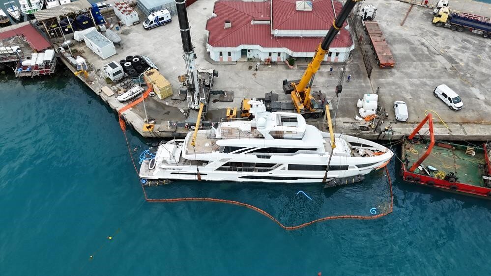 Sinop Limanı’nda lüks yat, 7 gün süren operasyonun ardından kurtarıldı.