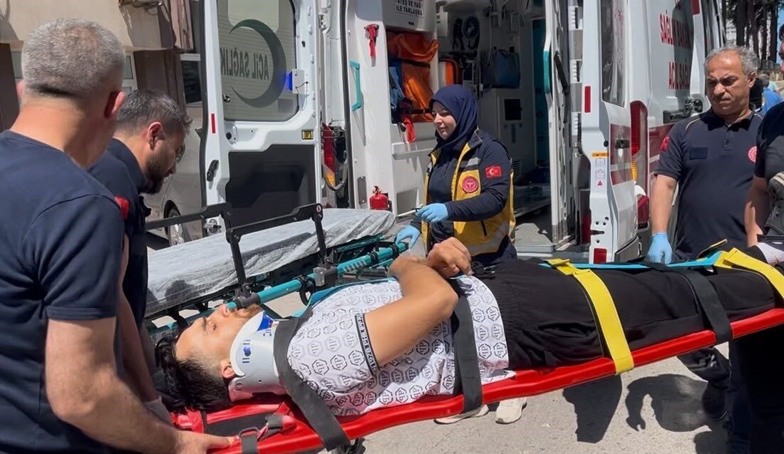 Sinop’ta cadde üzerinde duran aracın aniden açılan kapısına çarpan motosikletli