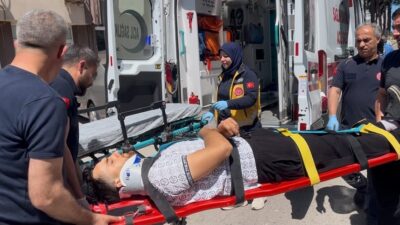 Sinop’ta cadde üzerinde duran aracın aniden açılan kapısına çarpan motosikletli