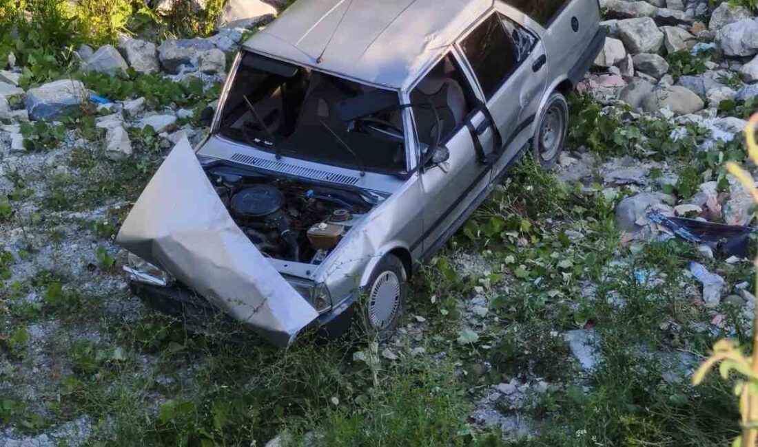 Sinop’un Türkeli ilçesinde otomobilin yaklaşık 5 metre yükseklikten şarampole devrildiği