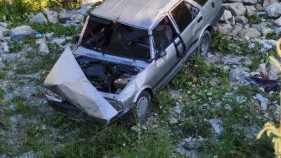 Sinop’un Türkeli ilçesinde otomobilin yaklaşık 5 metre yükseklikten şarampole devrildiği