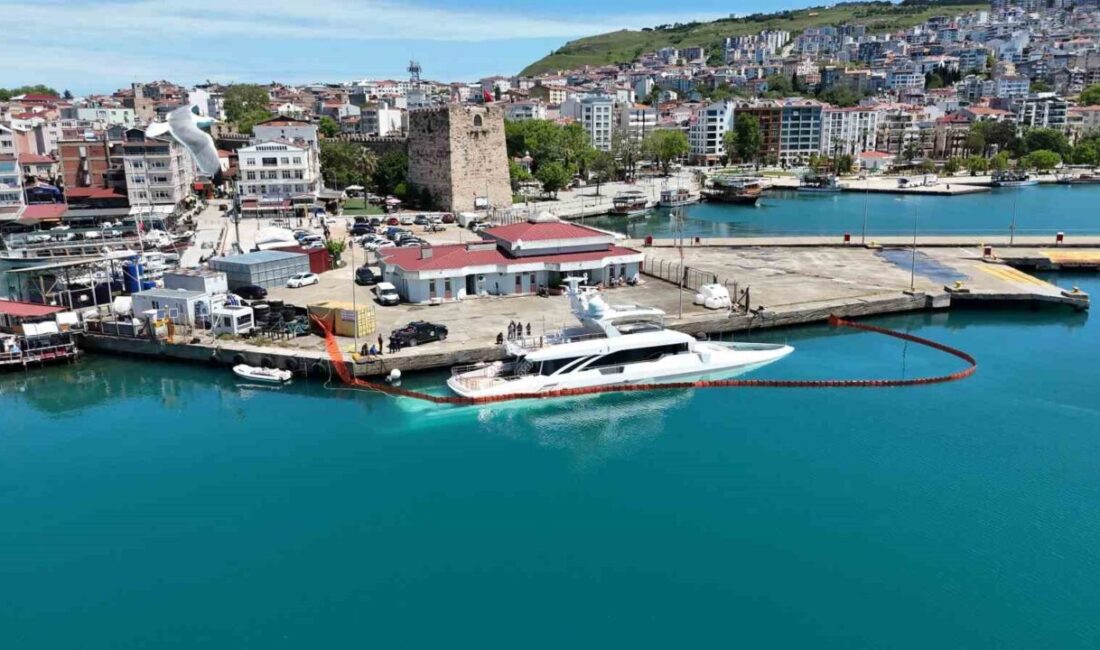 Sinop’ta yan yatan lüks yatın, sancak tarafındaki jet ski çıkartılan