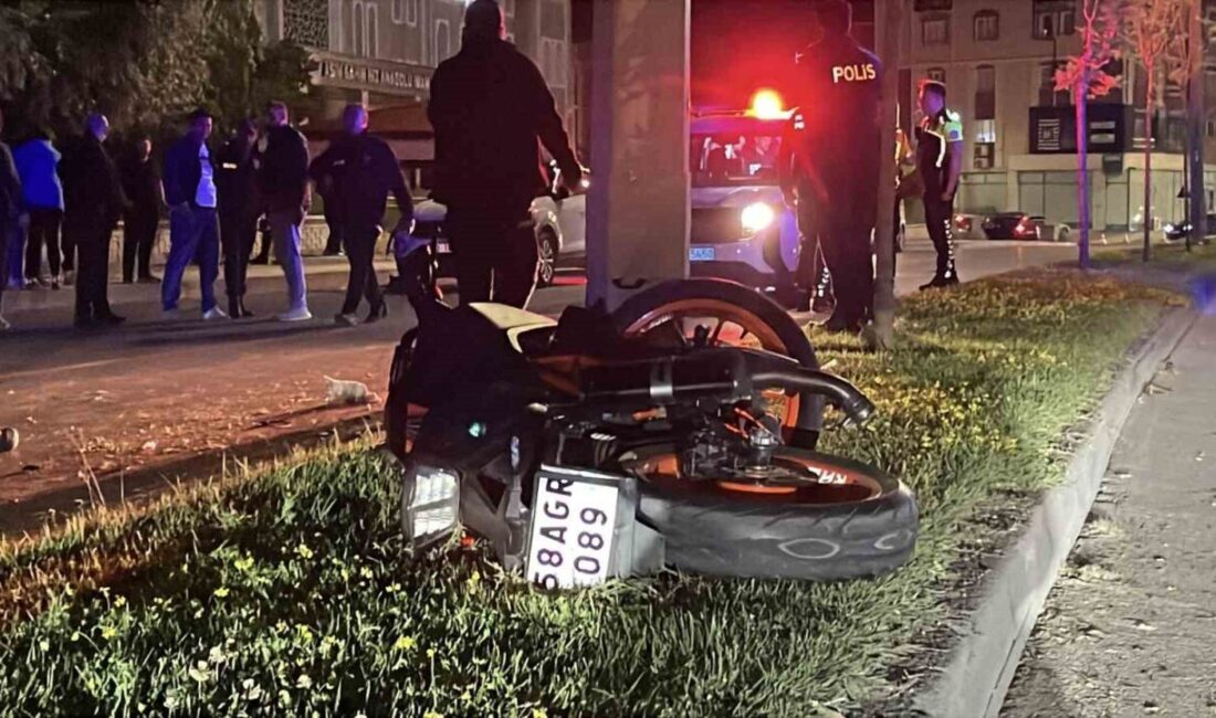 Sivas’ta kontrolden çıkan motosikletin önce ağaca, ardından aydınlatma direğine çarpması