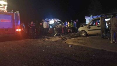 Sivas’ın Gürün ilçesi Konakpınar mevkisinde iki aracın kafa kafaya çarpıştığı