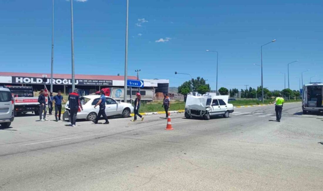 Sivas’ın Şarkışla ilçesinde iki otomobilin kavşakta çarpışması sonucu meydana gelen