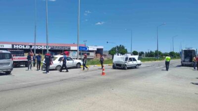 Sivas’ın Şarkışla ilçesinde iki otomobilin kavşakta çarpışması sonucu meydana gelen
