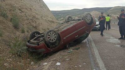 Sivas’ta bir otomobilin takla attığı kazada 2’si ağır 3 kişi