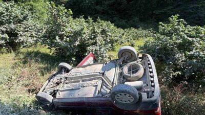 Zonguldak’ın Alaplı ilçesinde meydana gelen trafik kazasında, kontrolden çıkan otomobil