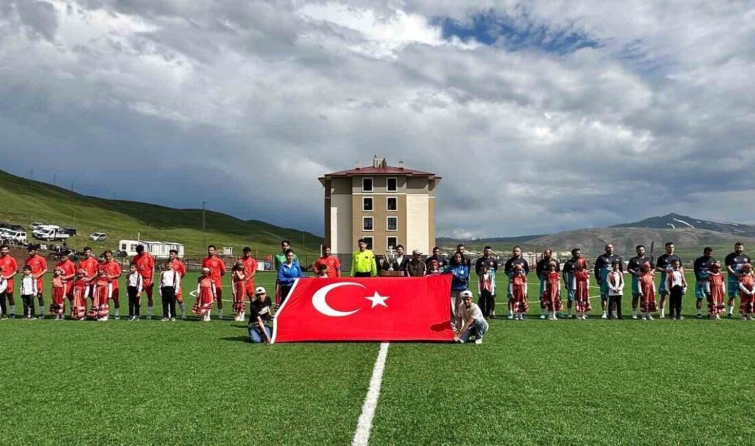 Tekman da düzenlenen kaymakamlık kupası Mustafa Çiftçi futbol turnuvasını Hürriyet