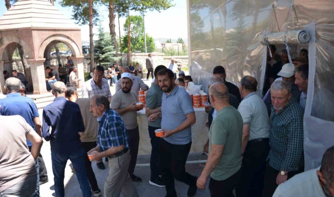Erzincan’ın Tercan ilçesinde Muharrem ayı dolayısıyla cuma namazının ardından vatandaşlara