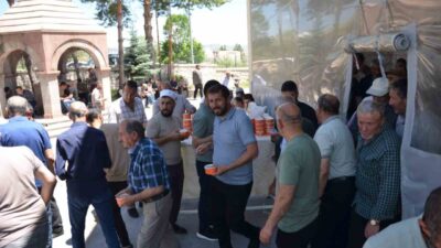 Erzincan’ın Tercan ilçesinde Muharrem ayı dolayısıyla cuma namazının ardından vatandaşlara