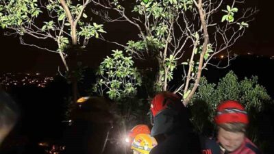 Trabzon’un Ortahisar ilçesinde kendi arazisindeki sarp yamaçta mahsur kalan bir