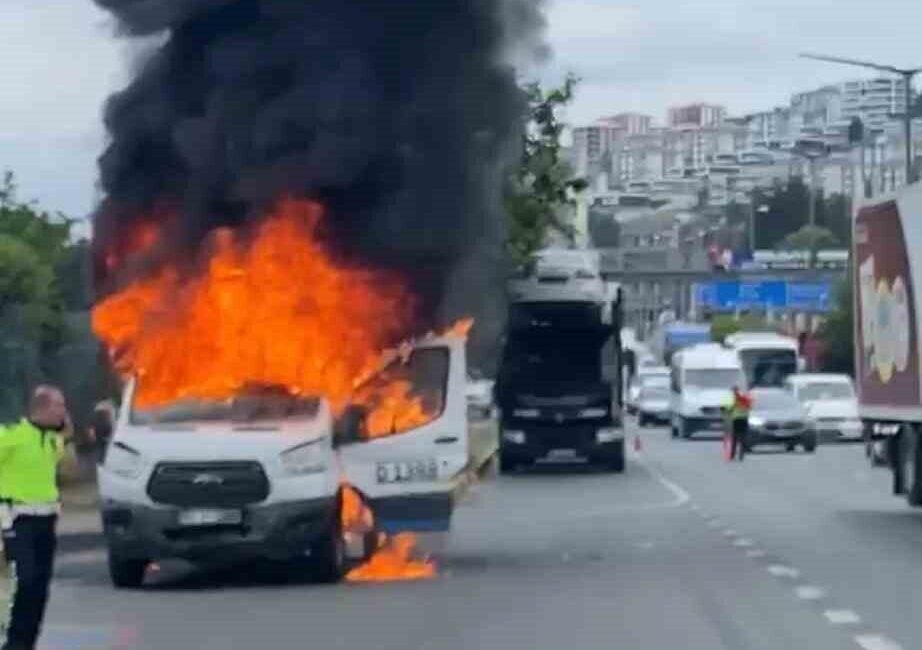 Trabzon’un Ortahisar ilçesinde havalimanı yakınlarında seyir halindeki dolmuş minibüsünde çıkan