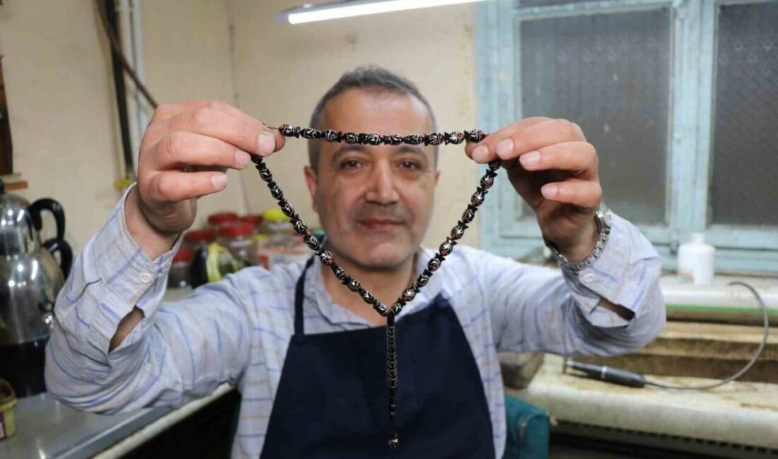 Oltu taşı işlemeciliğinin önemli merkezlerinden Erzurum’un Oltu ilçesinde tespih ustası