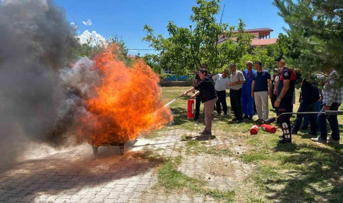 Erzincan Belediyesi İtfaiye Müdürlüğü ekiplerince Üzümlü Devlet Hastanesi personeline yönelik