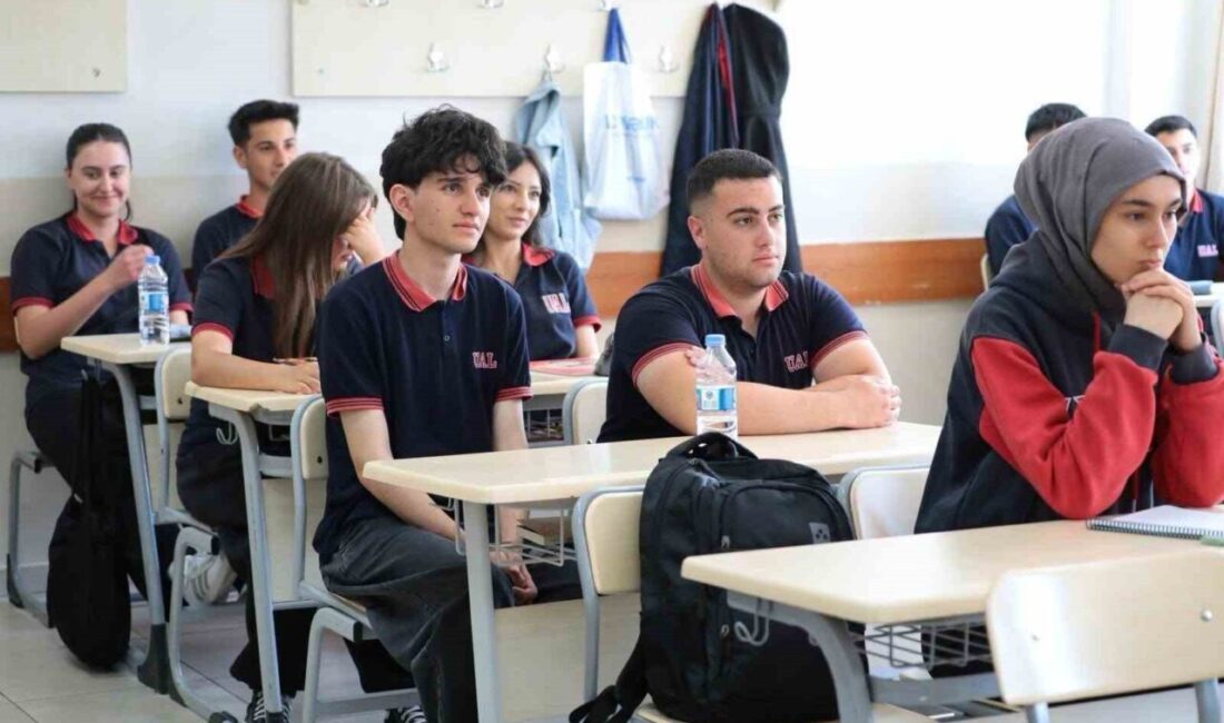 Erzincan Valisi Hamza Aydoğdu, Ulalar Anadolu Lisesi’ni ziyaret ederek öğrenciler