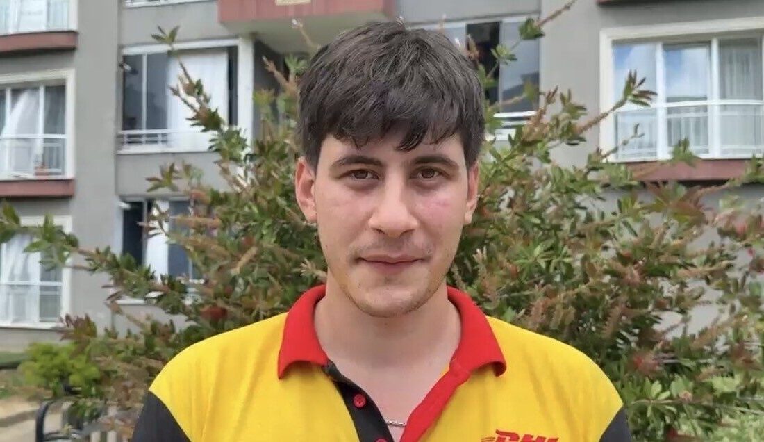 Trabzon’un Sürmene ilçesinde bir binanın yağmur suyu tahliye borusuna sıkışan