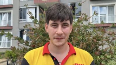 Trabzon’un Sürmene ilçesinde bir binanın yağmur suyu tahliye borusuna sıkışan