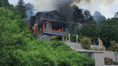 Kastamonu’nun İnebolu ilçesinde üç katlı villada çıkan yangın sırasında mahsur